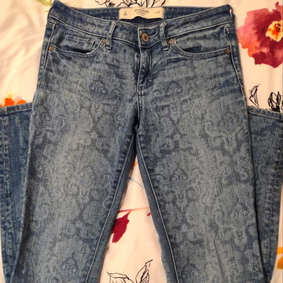 Abercrombie & Fitch Denim - Abercrombie and Fitch paisley print jeans